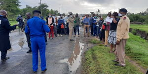Stranded Kenyans along Kagundo road on Monday April 6, as Police mounted roadblocks to limit movement in and out of Nairobi.