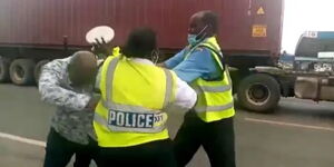 A police officer assaulting a motorist along the Nairobi-Nakuru highway on Friday 25 December 2020.