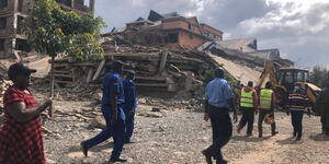 Police officers arrive at the scene where a four storey building that collapsed in gGatanga , Muranga County on Friday, December 18
