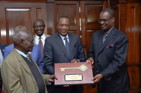 Tycoon Gerald Gikonyo (left) received key to the city from then Governor Evans Kidero (right) in 2017 as President Uhuru Kenyatta looks on.