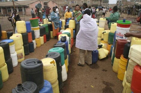 Nairobi residents queuing for water.