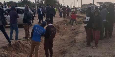 Witnesses at the scene of crime at kyemutheke, Machakos County on Friday, July 30.