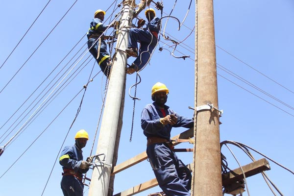 Foto pekerja Kenya Power memasang tiang beton untuk menggantikan tiang kayu di Kota Eldoret, Kabupaten Uasin Gishu.