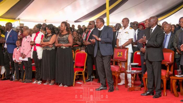 De' Matthew's first wife, Sarafina Wairimu John, second wife Carolyne Waithera, President Uhuru Kenyatta and Deputy President William Ruto on 24/8/19