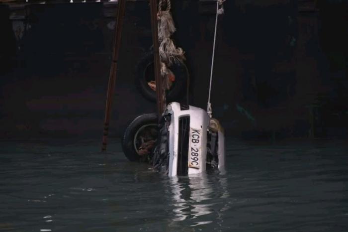 The vehicle that sunk with a mother and her daughter retrieved from the ocean. Photo: Citizen Digital.