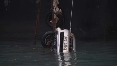 Car that plunged into the ocean being pulled out by the Kenya Navy at the Likoni channel