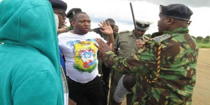 Governor Mike Sonko engaging police officers at an airstrip in Voi before he was arrested on Friday, December 6, 2019