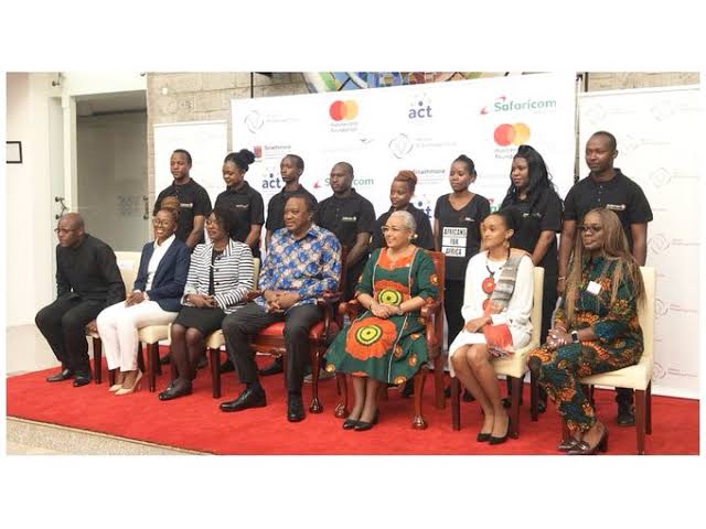 President Uhuru Kenyatta pose for a photo with participants at the African Philanthropy forum