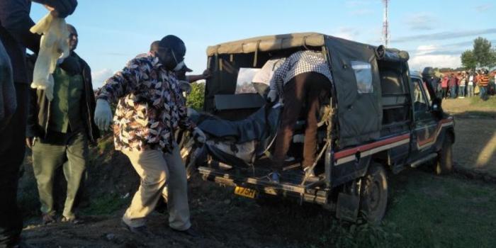 Detectives take away the bodies of the three family members from a shallow grave in a cemetery in Thingithu area of Nanyuki on Saturday, November 16, 2019. TWITTER