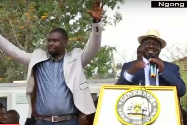 ODM Leader Raila Odinga and Kibra Parliamentary candidate Imran Otieno. Raila called him out and asked him to wave at the mourners.