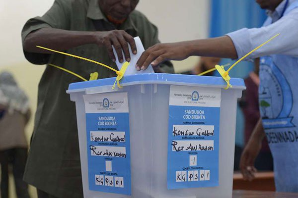 A man casts his ballot on November 16, 2016, in Somalia