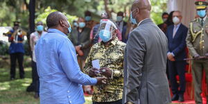 President Uhuru Kenyatta with Nairobi Governor Mike Sonko, Nairobi Metropolitan Service Director General Mohammed Badi at the Arboretum on June 5, 2020