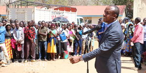 Governor Mutula Kilonzo Jr speaking to Makueni residents as he started relief food distribution program 