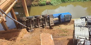 lorry overturns