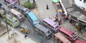 A photo of motorists using two lanes to access the Mombasa CBD from Buxton