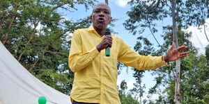  Senator Boni Khalwale addressing residents in Likuyani Constituency on Tuesday April 5, 2022