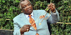 COTU Secretary General Francis Atwoli holds his Catholic rosary.