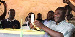 Federal Party of Kenya candidate Eddy Oketch casts his ballot at Migori Primary School on October 2018.