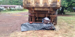 An image shared by Charles Mwenda in May 2020 of his wife's casket under a truck at a police post in Meru County