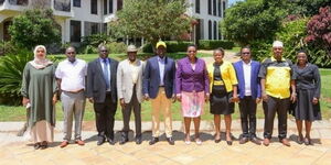 DP Ruto (centre) and officials of UDA at his Karen home