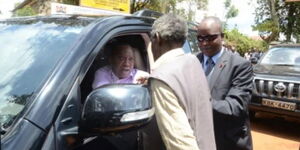 Dick Njoroge speaks with President Uhuru Kenyatta outside the Gatundu level four hospital when the president toured the region.