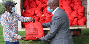 Deputy President William Ruto hands out Covid-19 donations in Kikuyu. May 20, 2020.