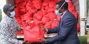 Deputy President William Ruto hands out Covid-19 donations in Nachu Ward, Kikuyu Constituency on May 20, 2020.