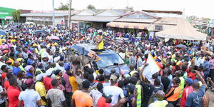 Deputy President William Ruto speaking to residents at Mtitu Andei on Monday, October 25