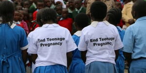 Young Kenyan girls advocate for the end of teenage pregnancy in 2018