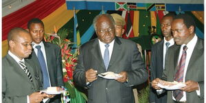 Ex-Kilifi Governor Amason Kingi (left), the late President Mwai Kibaki (center), Ex-Vice President Kalonzo Musyoka (right) and other leaders