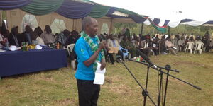 Former Makueni Constituency MP Peter Kiilu addressing a crowd.