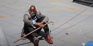 Former freedom fighter Kimani Kariuki chained at Dedan Kimathi statue in Nairobi CBD on Tuesday, 8, 2020.