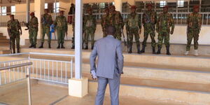 GSU officers blocking Ksii Governor Simba Arati from accessing his office on Monday, October 30, 2023