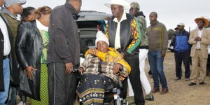 Rigathi Gachagua helping Mrs Gathoni Njoroge Mwai with the directions at Sagana Primary School on August 9, 2022. 