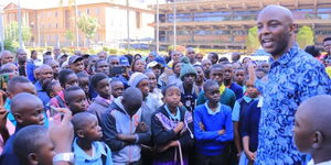 Murang'a County Governor Irungu Kang'ata with the best pupils in Muranga for a visit to National Assembly and Senate on January 16, 2023