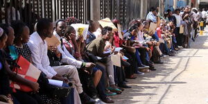 Jobseekers wait to hand in their documents during recruitment at County Hall in Nairobi, 2019.