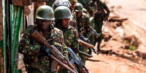 Kenyan policemen take position during an operation in the Nairobi slum, on October 28, 2017