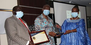 Makueni Governor Kivutha kibwana receiving the Covid-19 Recognition Award on October 16, 2020