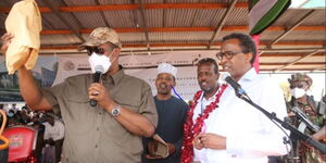Mandera Governor Ali Roba (right) and Senior Counsel Ahmednassir Abdullahi (left) during a fundraiser in Mandera County on Sunday, November 15, 2021.