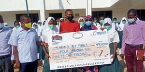 Nyali MP Mohammed Ali (Moha Jicho Pevu) issues cheque to worth Ksh492,000 to a school in Nyali on Friday, May 21.