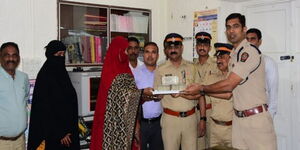 Mumbai Police hand over Ksh2.2 million recovered on Tuesday, November 22, 2022