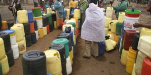 Nairobi residents queuing for water.