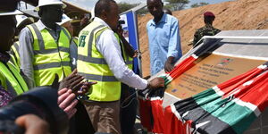 President Uhuru Kenyatta officially unveils a commemorative plaque at the Ngamia 8 Oil Well in Nakukulas, Turkana County on June 3, 2018.