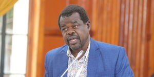 Activist Okiya Omtatah presenting his petition at the Supreme Court on Wednesday August 31, 2022.