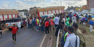 On lookers surround the accident scene at Juja Weigh Bridge along Thika Road