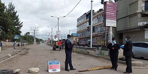 Police officers manning a roadblock that went up in Eastleigh estate on May 7, 2020 after the government ordered a lockdown over a spike in Covid-19 cases.