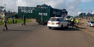 Police set up roadblocks isolating the Nairobi Metropolitan Area on April 7, 2020.