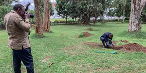 President  Uhuru  Kenyatta taking a picture of a person  at State House