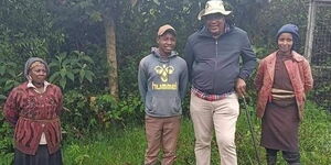 President Uhuru Kenyatta (second right) with farmers from Gatundu, Kiambu County.