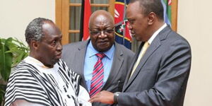 President Uhuru Kenyatta with renowned author Ngugi wa Thiong’o (left) and EAEP chairman Henry Chakava (centre) at State House, Nairobi, June 8, 2015.